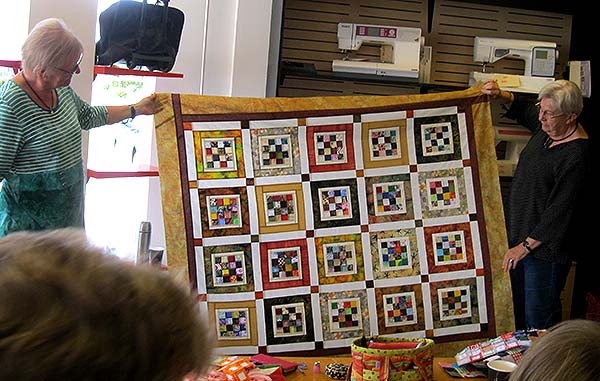 Patchwork for mødes Viborg | Sy en – strik en maske